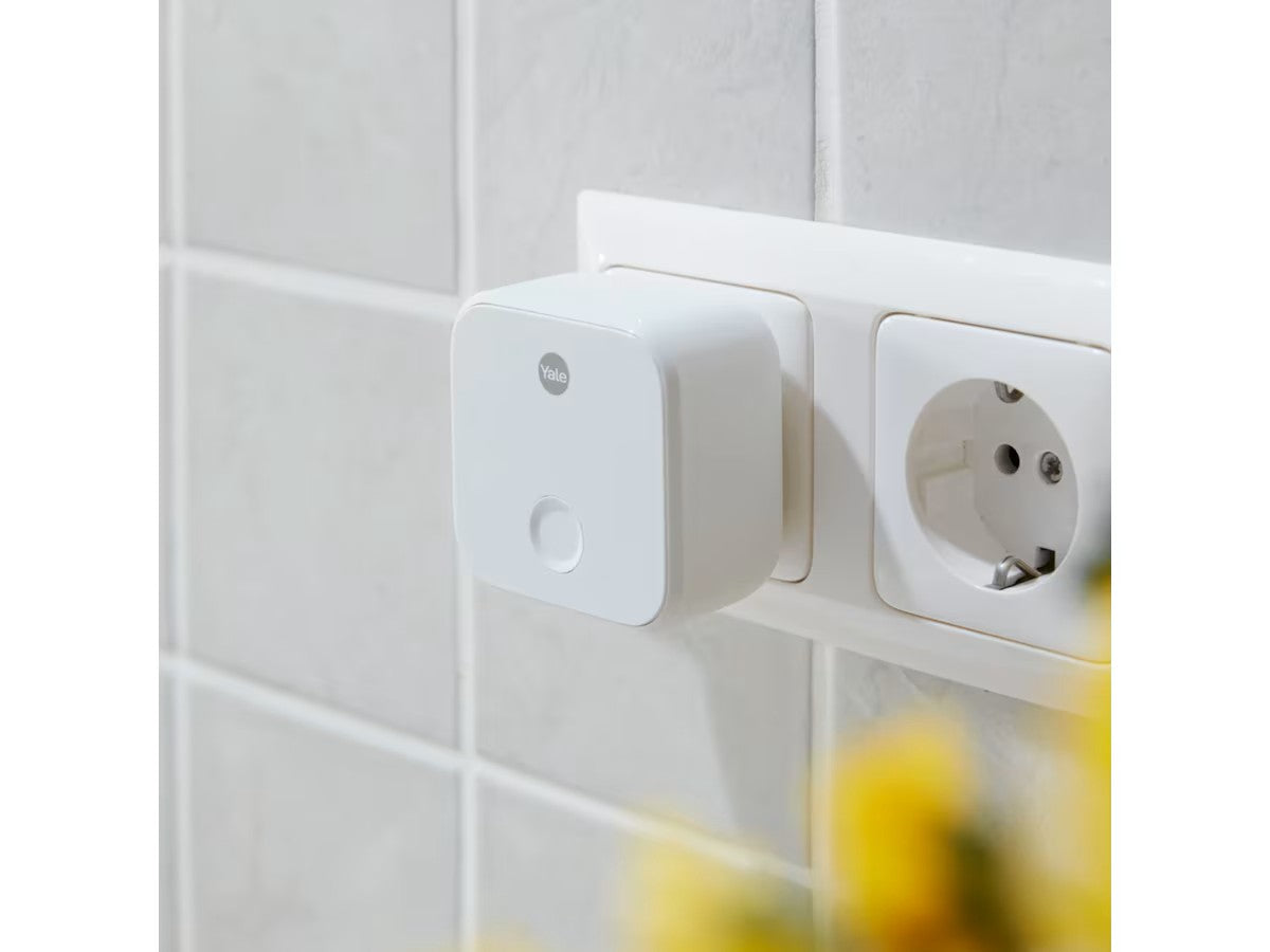 Yale Connect X Wi-FI Bridge Administrer ditt Yale Smart Security Ecosystem uansett hvor du er.